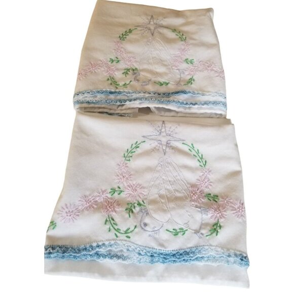 2  Vintage Hand Embroidered Pillowcases Praying Hands Crochet Border - Picture 3 of 10